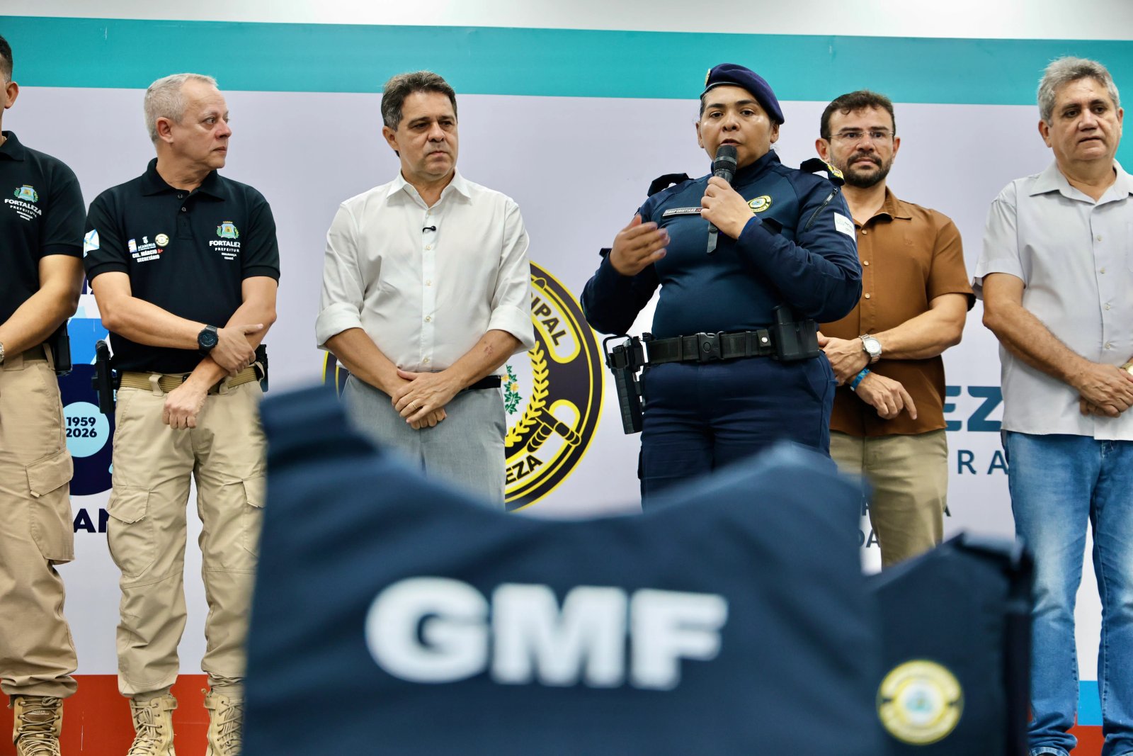 grupo de pessoas posa para a foto